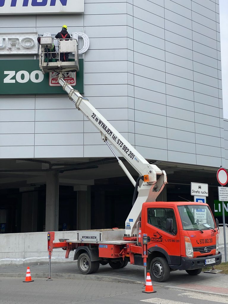 Wynajem zwyżki Kraków i okolice – szyld na elewacji | RADMAT