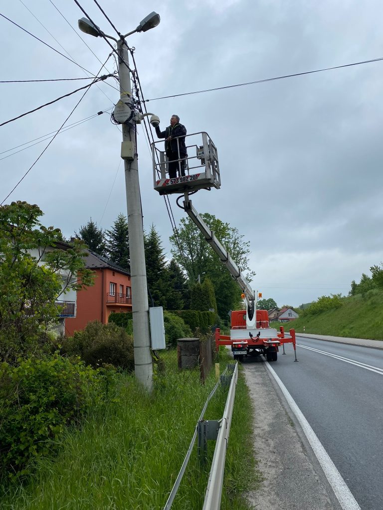 Wynajem zwyżki okolice Wadowic – prace przy oświetleniu | RADMAT