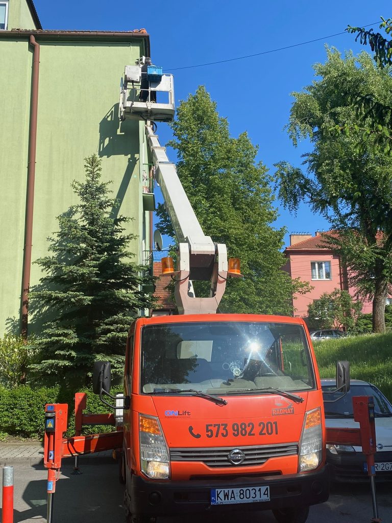 Wynajem zwyżki okolice Wadowic – elewacja usługowa | RADMAT