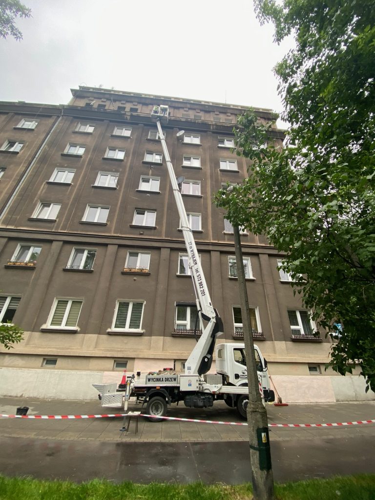 Wynajem zwyżki Kraków i okolice – elewacja bloku | RADMAT
