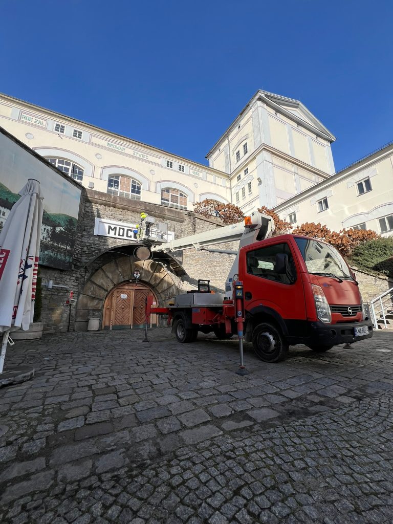 Wynajem zwyżki Bielsko-Biała – elewacja w centrum | RADMAT