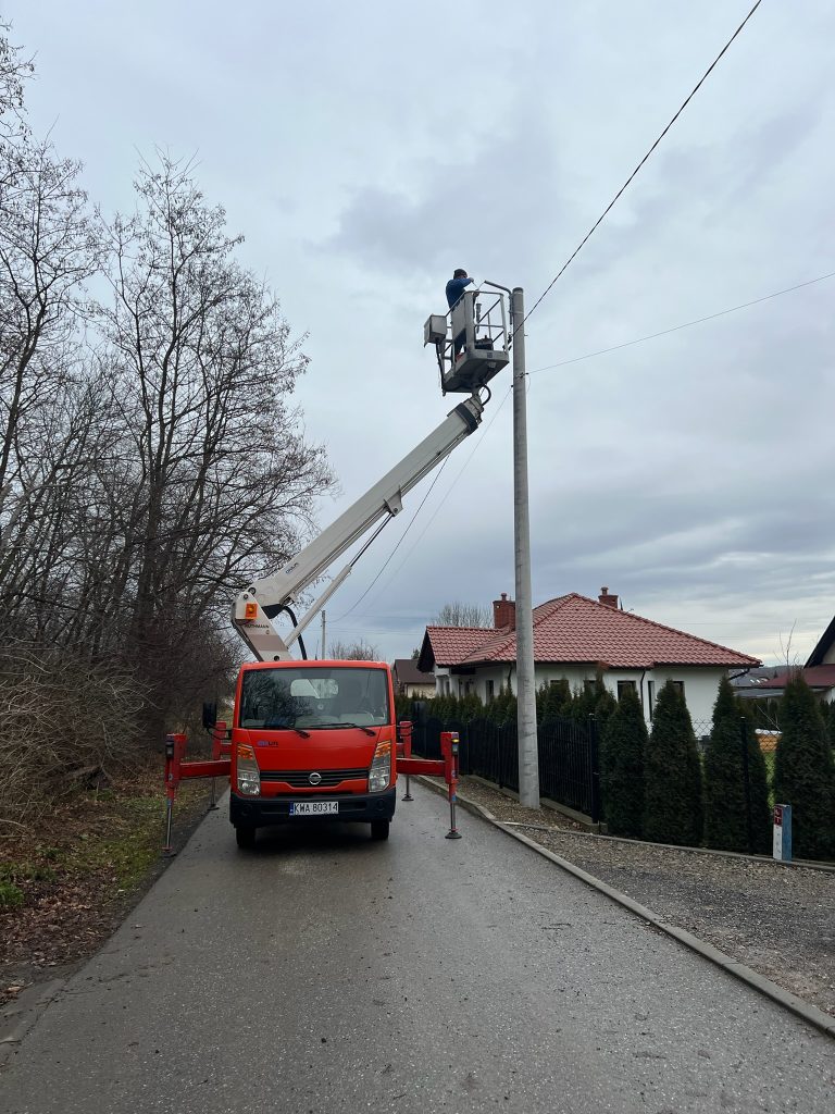 Wynajem zwyżki Myślenice – prace przy słupie przy drodze | RADMAT