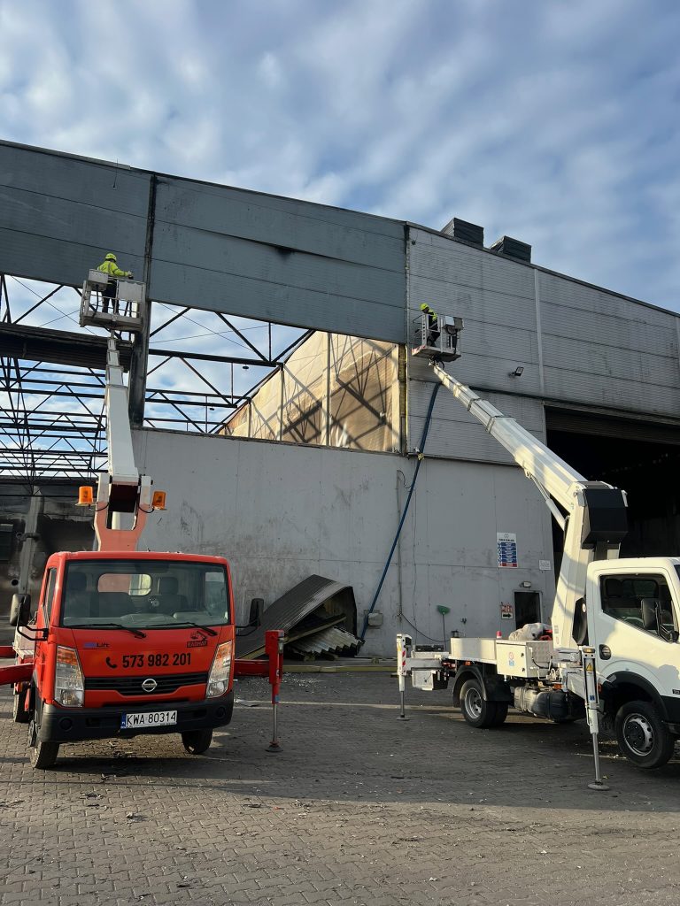 Wynajem zwyżki Bielsko-Biała – prace przy hali magazynowej | RADMAT