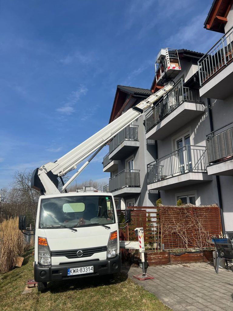 Wynajem zwyżki Bielsko-Biała – dach budynku | RADMAT