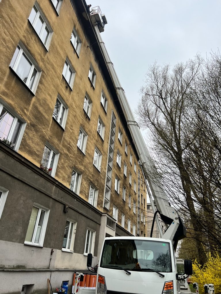 Wynajem zwyżki Kraków – prace przy elewacji bloku mieszkalnego | RADMAT