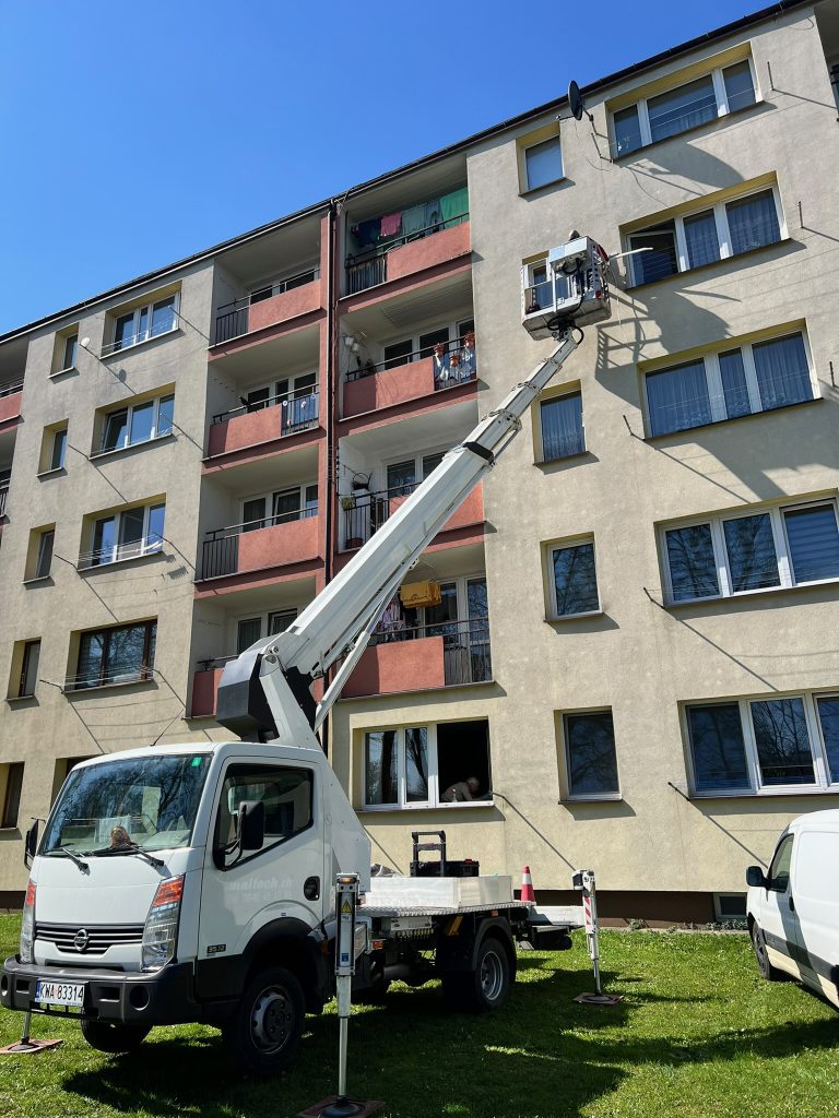 Wynajem zwyżki Oświęcim – prace przy balkonach bloku | RADMAT