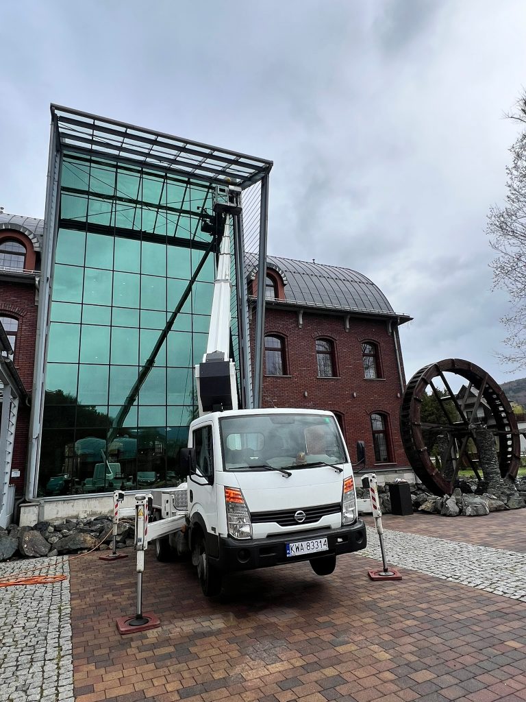 Wynajem zwyżki Wadowice – prace przy szklanej elewacji | RADMAT