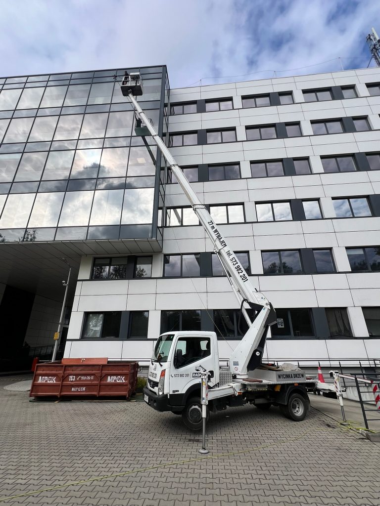 Wynajem zwyżki Oświęcim – serwis elewacji biurowca | RADMAT