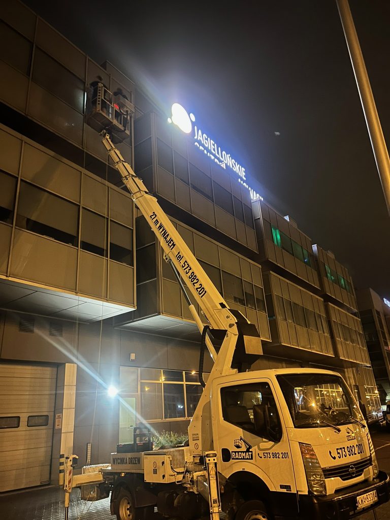 Wynajem zwyżki Kraków – nocny montaż reklamy świetlnej | RADMAT