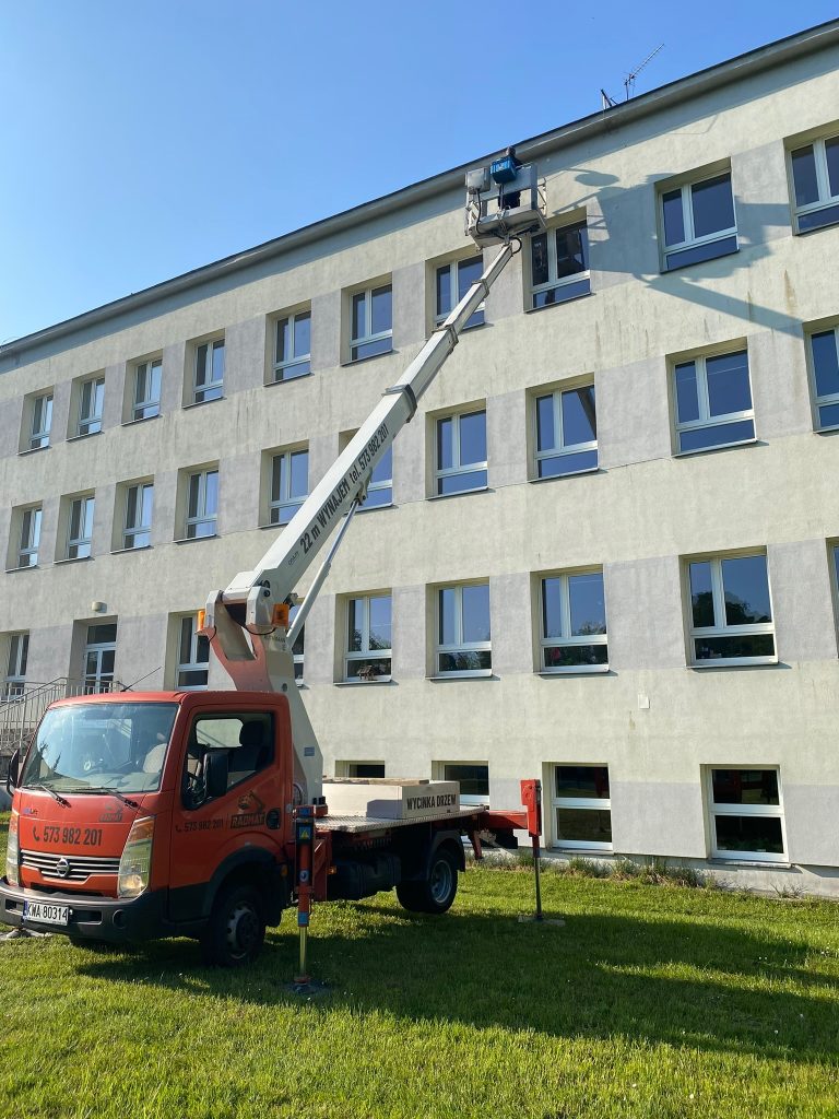 Zwyżka z operatorem - prace przy oknach budynku