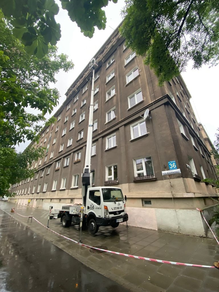 Zwyżka z operatorem - prace przy bloku mieszkalnym