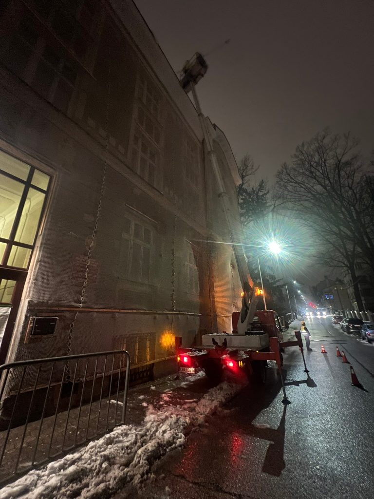 Zwyżka Bielsko-Biała - prace przy elewacji nocą