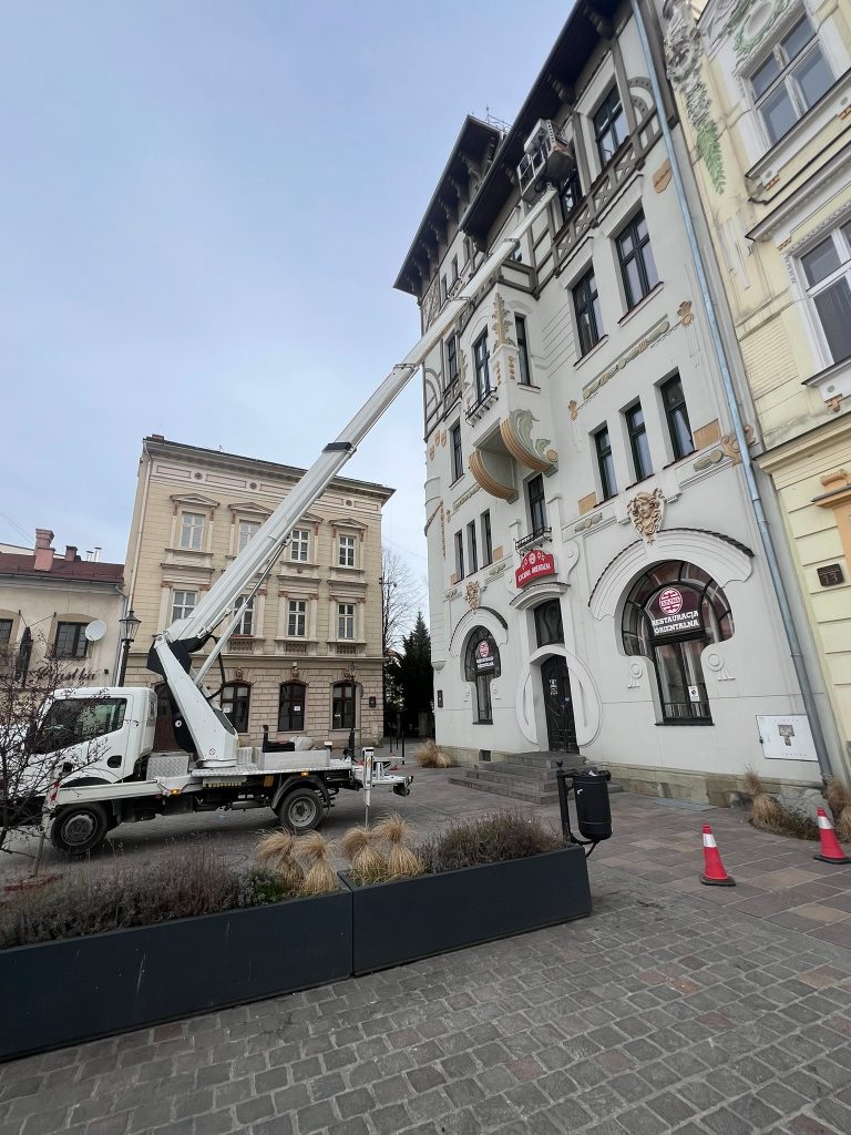 Zwyżka Bielsko-Biała - praca przy fasadzie budynku