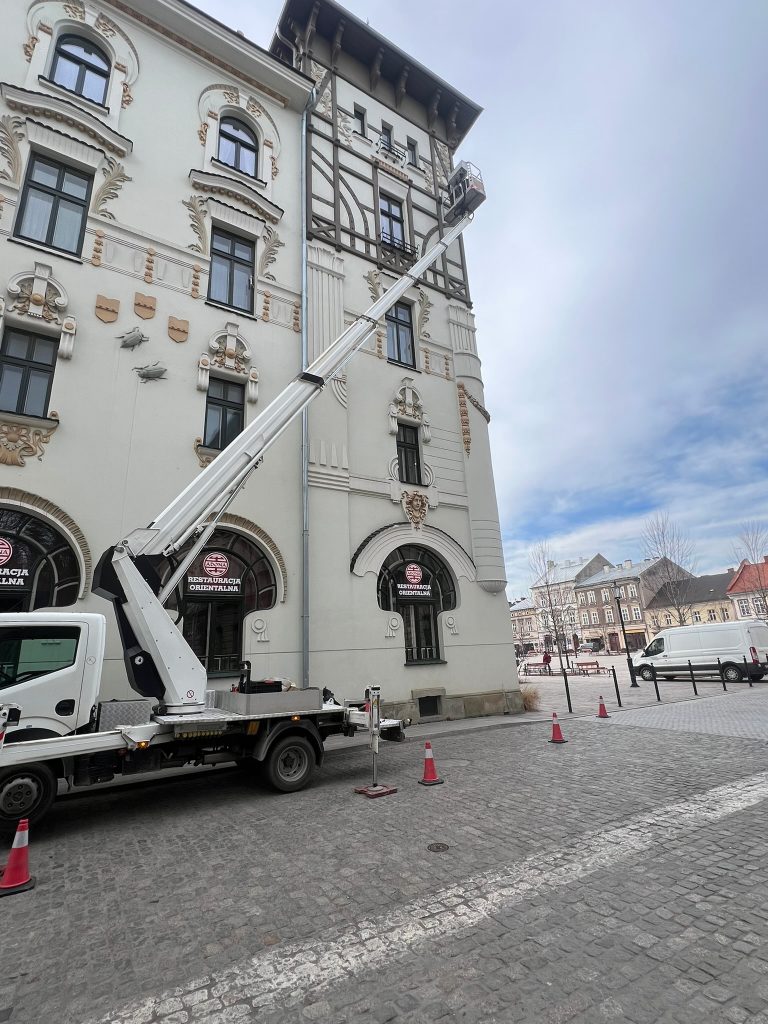 Wynajem zwyżki Bielsko-Biała - prace przy kamienicy