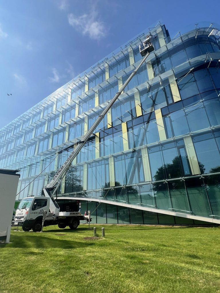 Prace serwisowe zwyżką Kraków przy elewacji RADMAT